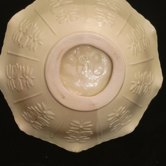 Raised Rose Design Gold Trim Pottery Bowl. - Picture 4 of 6